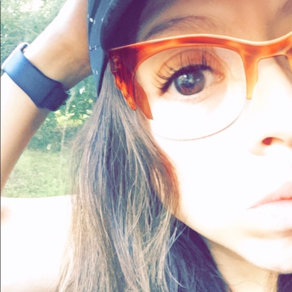 Meet your Posher, Ester - Picture 1 of 1